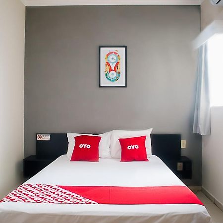Oyo Cerrado Hotel, Campo Grande Campo Grande  Dış mekan fotoğraf A bedroom at an OYO hotel in Jakarta, Indonesia