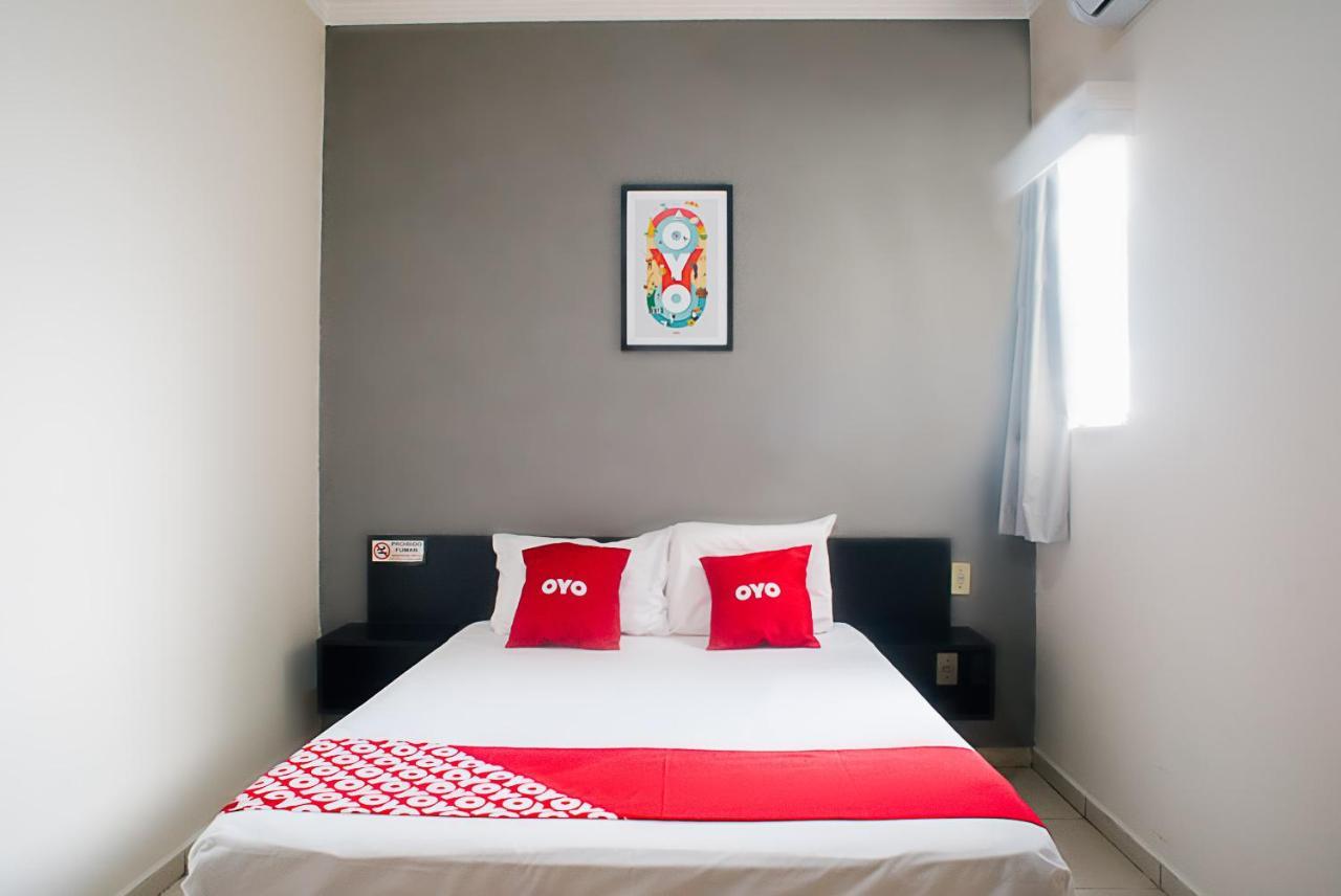 Oyo Cerrado Hotel, Campo Grande Campo Grande  Dış mekan fotoğraf A bedroom at an OYO hotel in Jakarta, Indonesia
